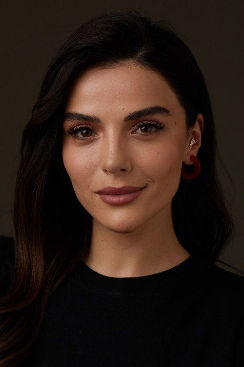 Sevtap Özaltun as Zeynep in Legend of the Black Tree