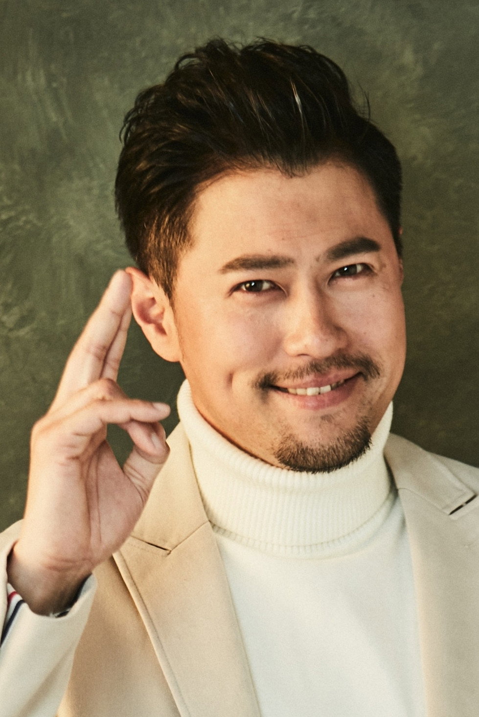 Wang Zheng as Director Feng's team photographer in I Married an Anti-Fan