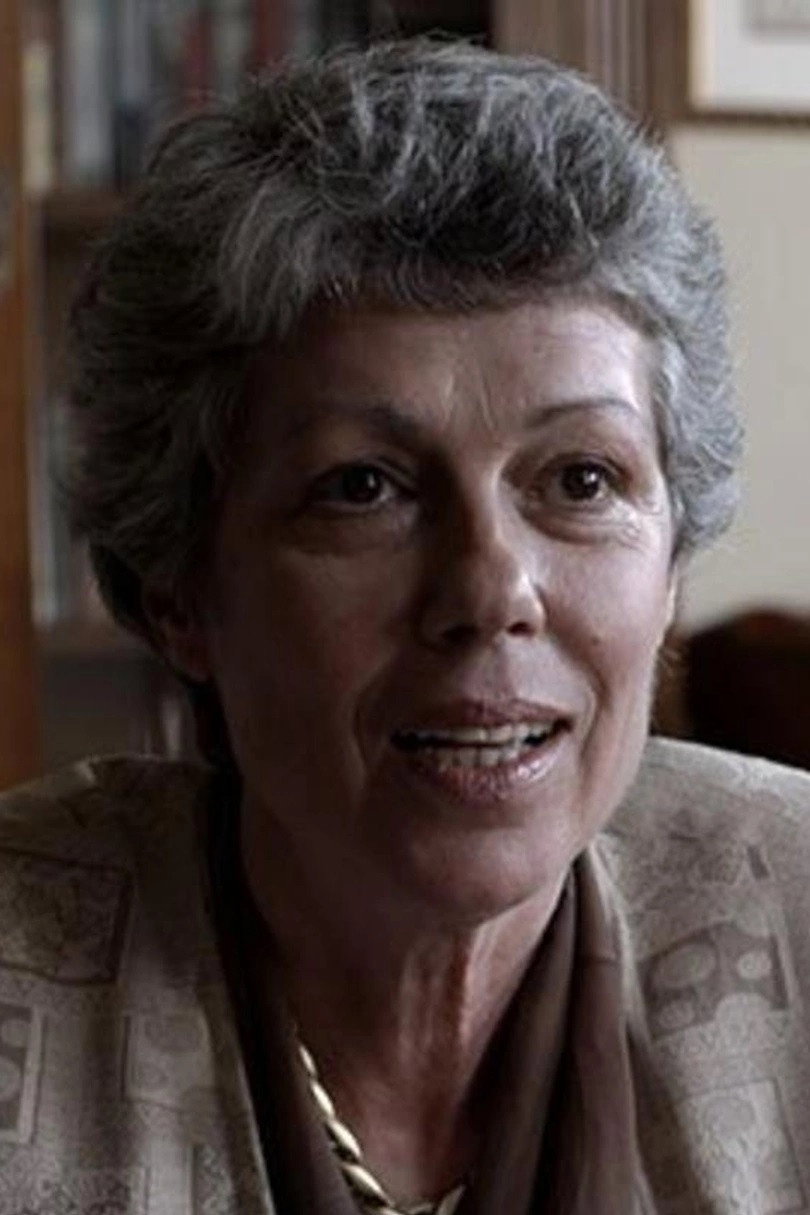 Júlia Correia as Lina in Lives