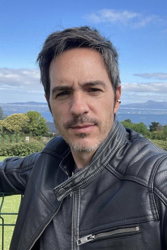Mauricio Ochmann as Roberto Casas in Las Bravas F.C.