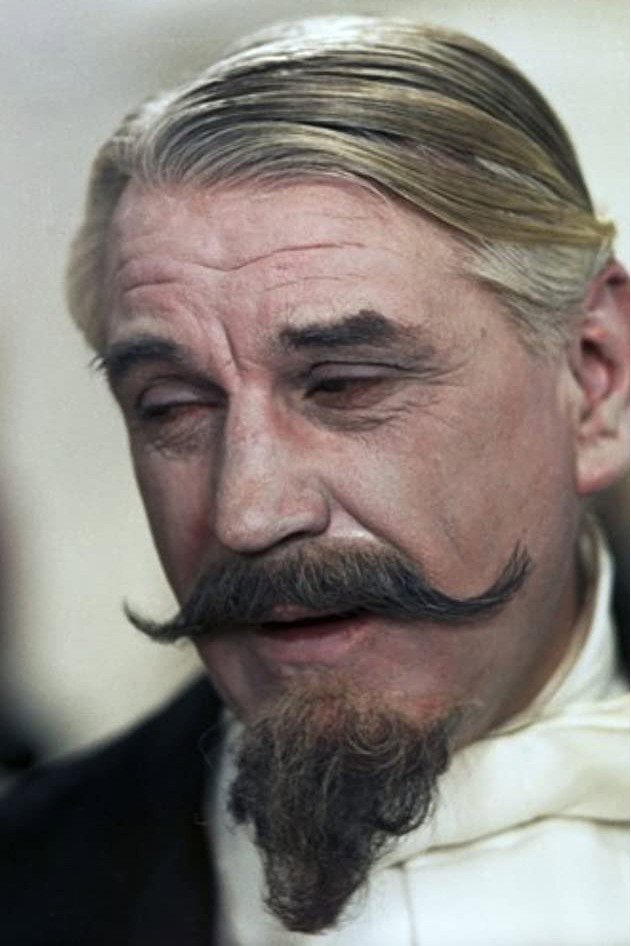 Aleksander Dzwonkowski as Antoni in The Red and the Gold