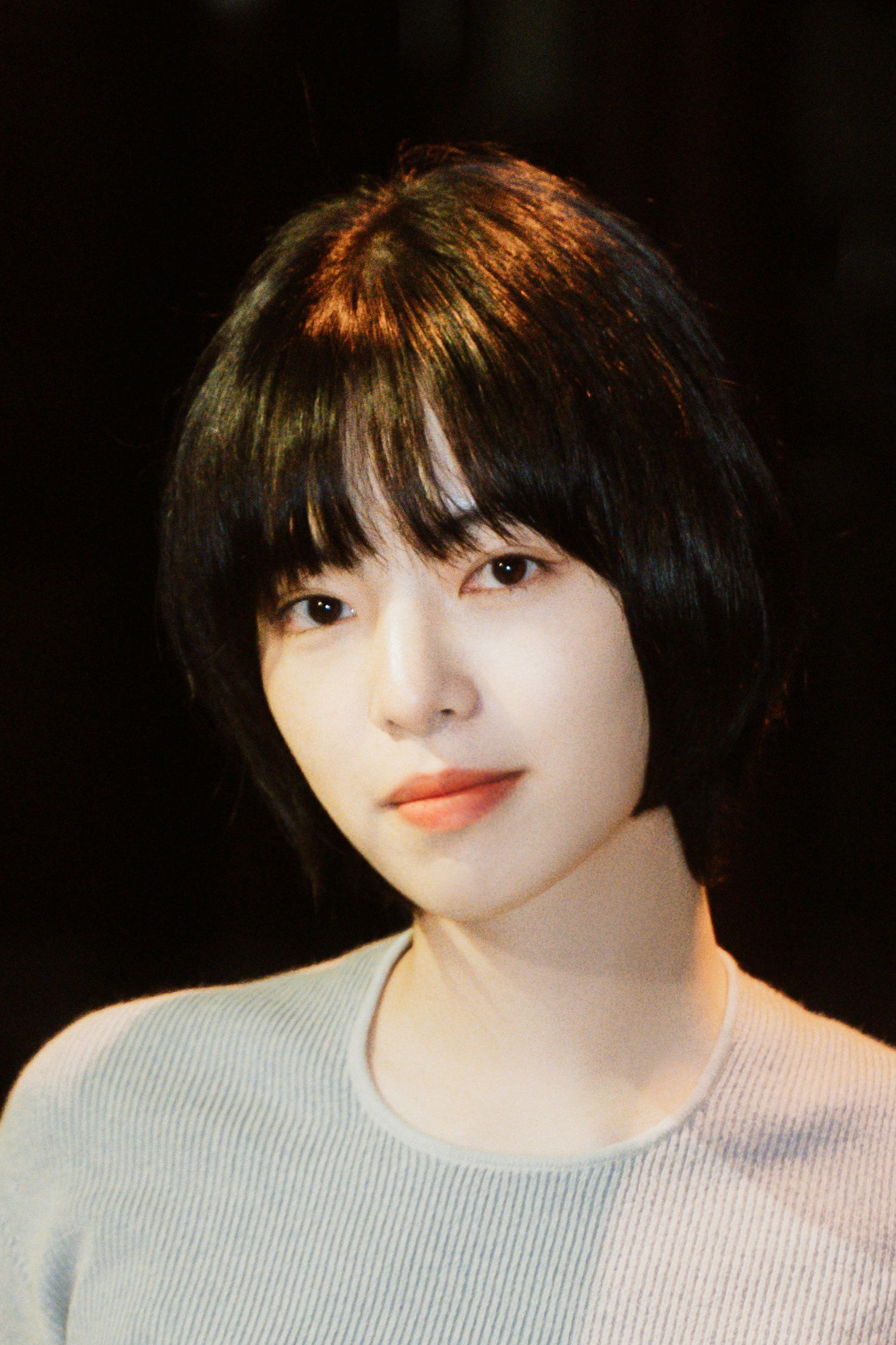 陸夏 as Mari in Hotel Iris