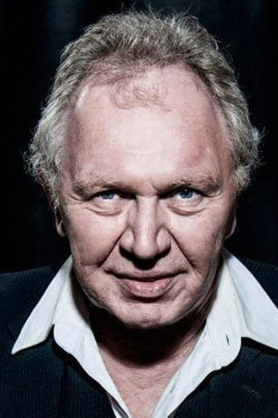 Haymon Maria Buttinger as Günter in Total Therapy