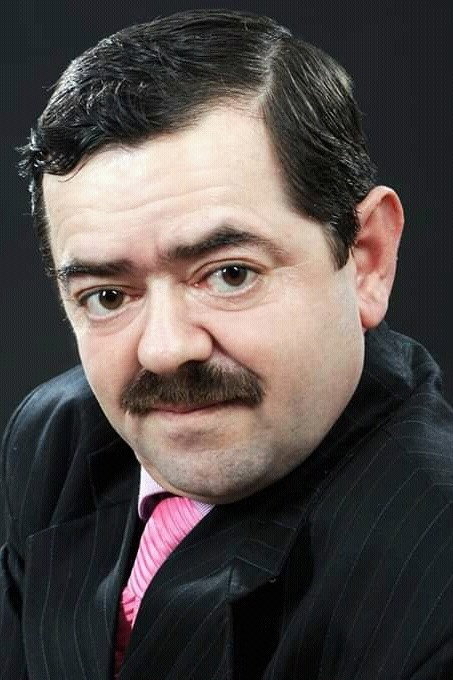 Natiq Fərzəliyev as Boyukkishi in Part-time