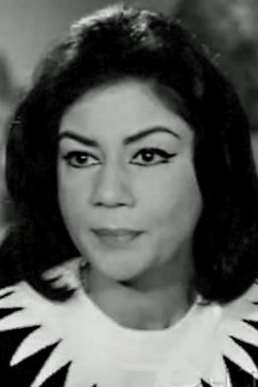 Layla Karim as فيكي in I Am Free