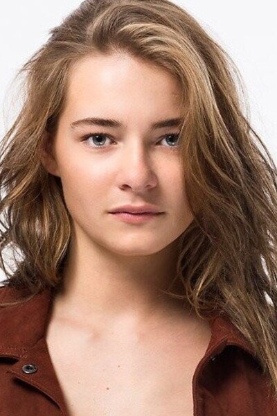 Emma Wortelboer as Presentatrice in Trippers
