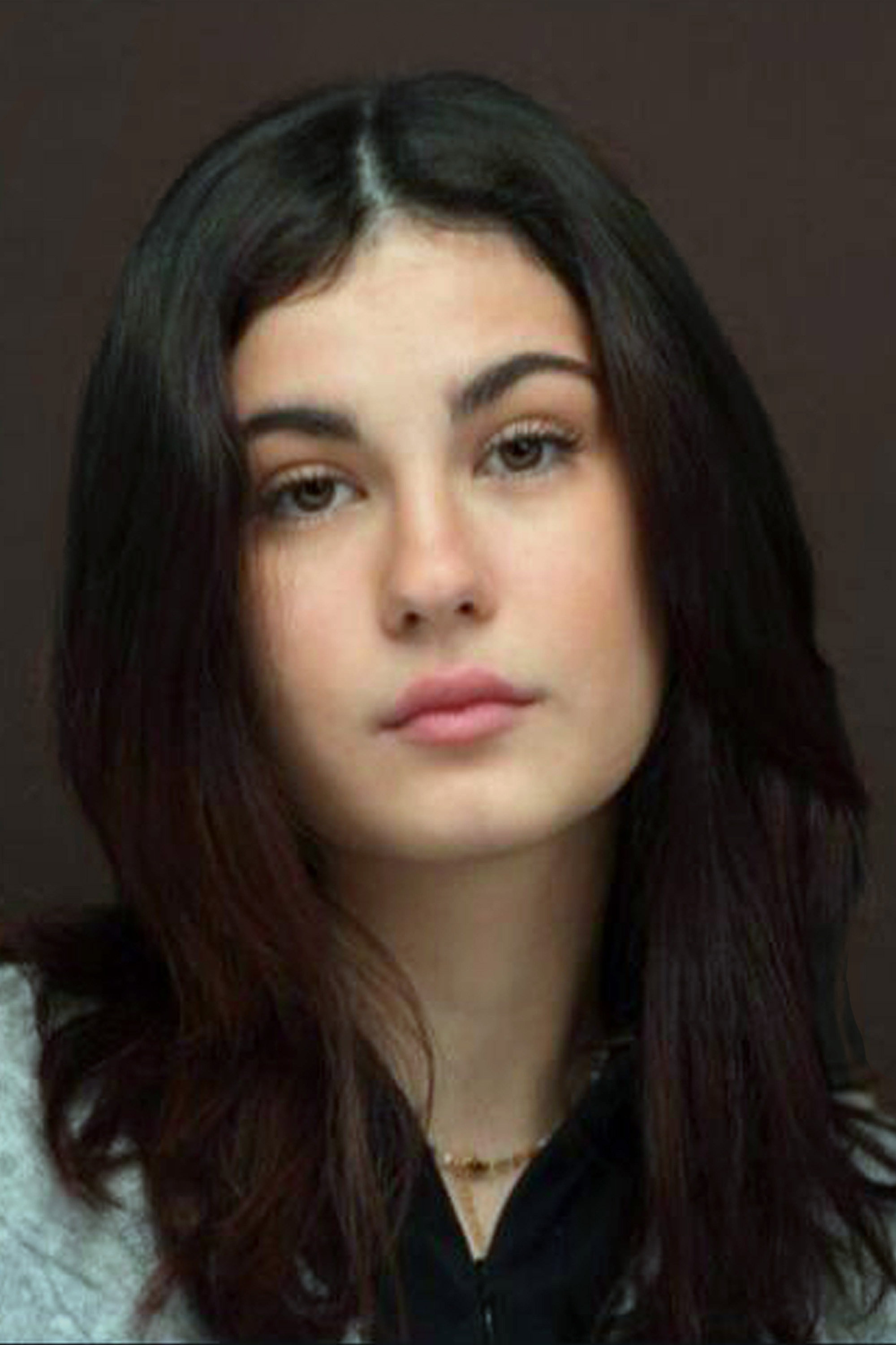 Luth Inat as Isabel in Chica Quinqui
