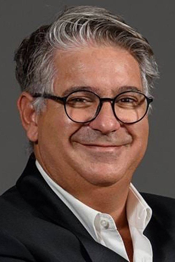 João Damasceno as Carlos in Bela America