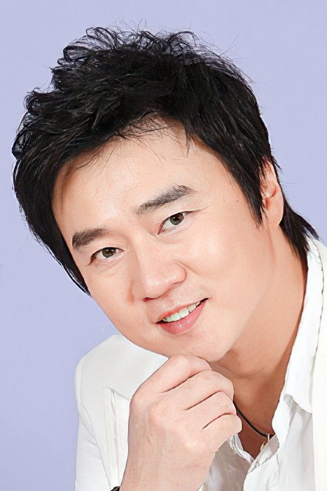 김정학 as Detective Lee in Tell Me Something