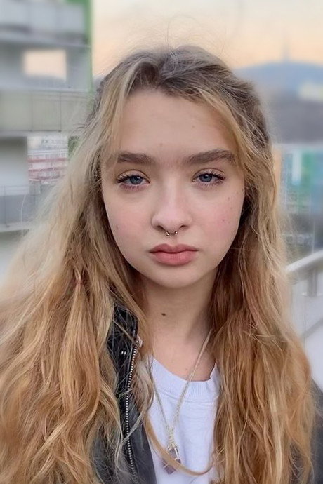 Lea Anna Pokorná as Johana in Zore