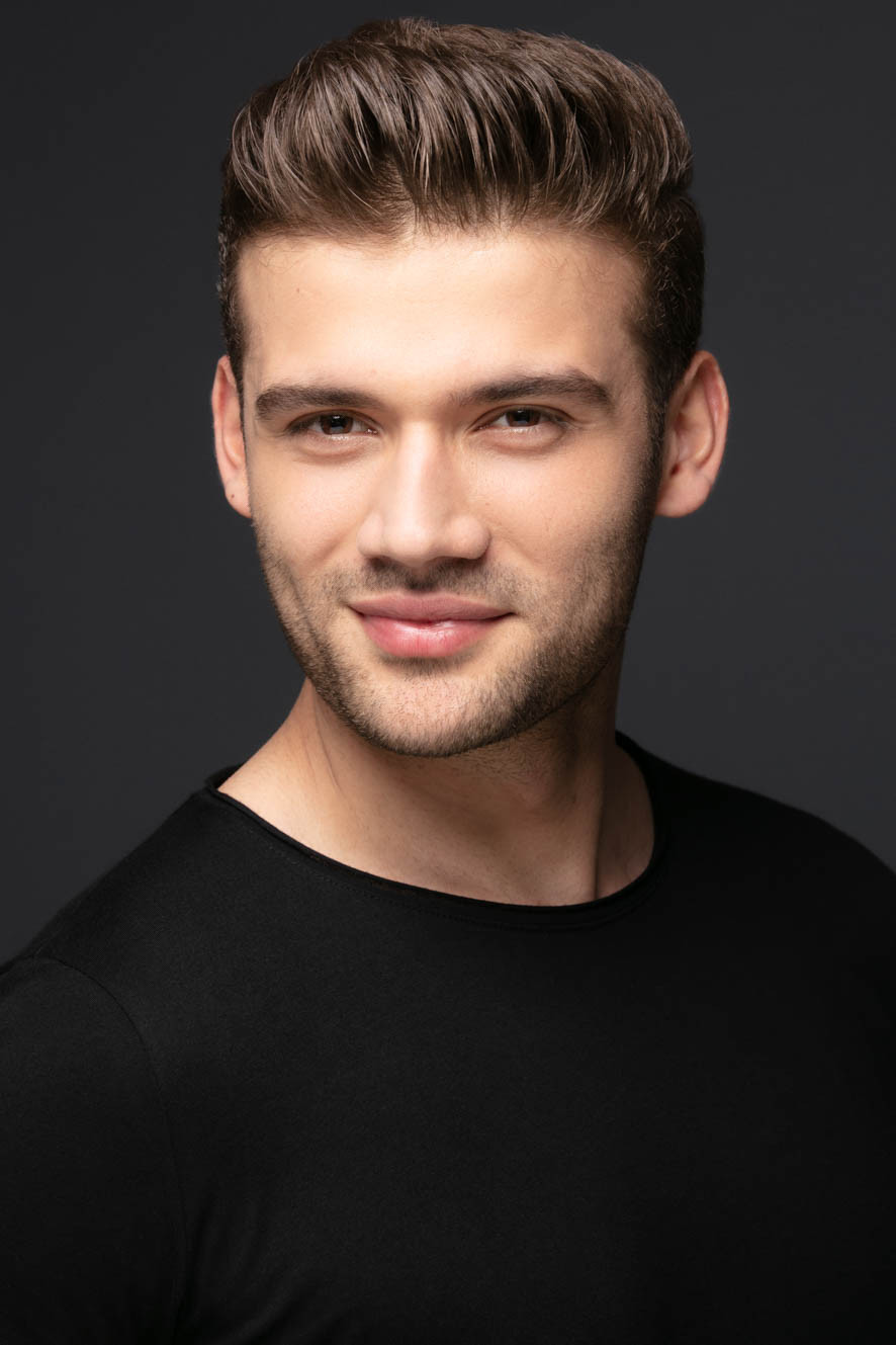 Caner Topçu as Özgür in The Tropical