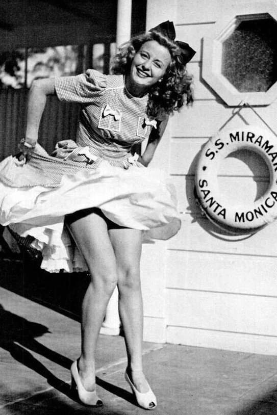 Sunnie O'Dea as Peggy in Sing Another Chorus