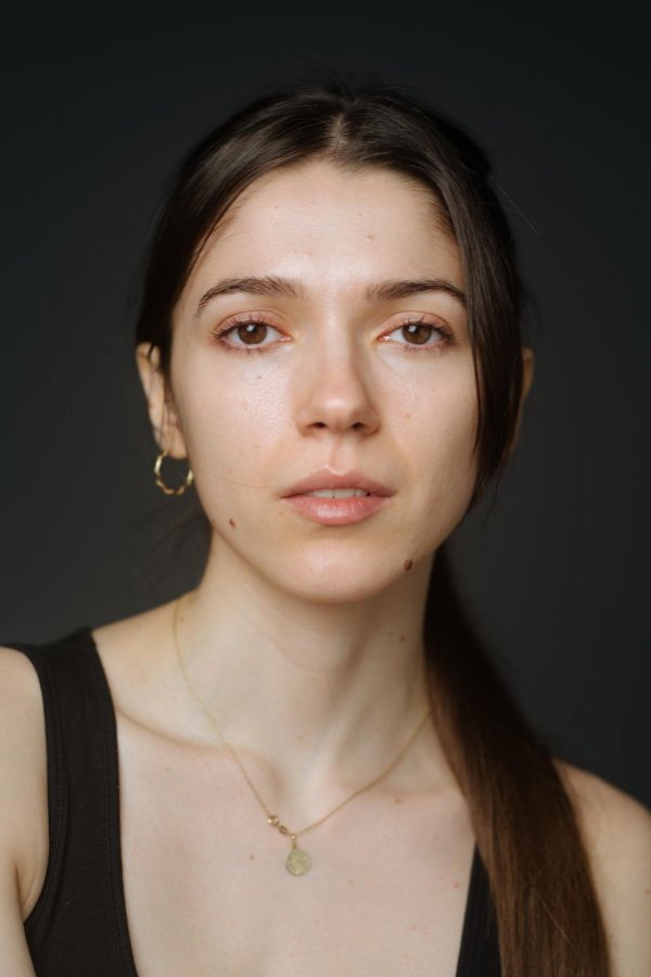 Victoria Ecaterina Moraru as Clara in Jinx