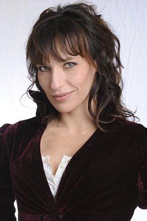 Julie Debazac as Esthelle Lesueur in Dangereuses retrouvailles