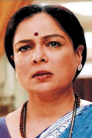 Reema Lagoo as Dr. Prajakta Marathe in Dhadkan