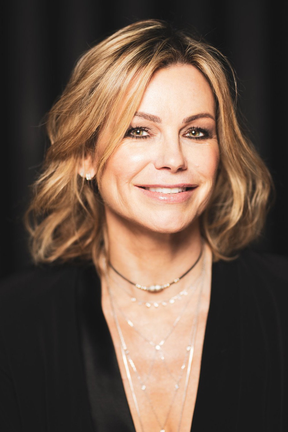 Caroline Néron as Stella in Tribu.com