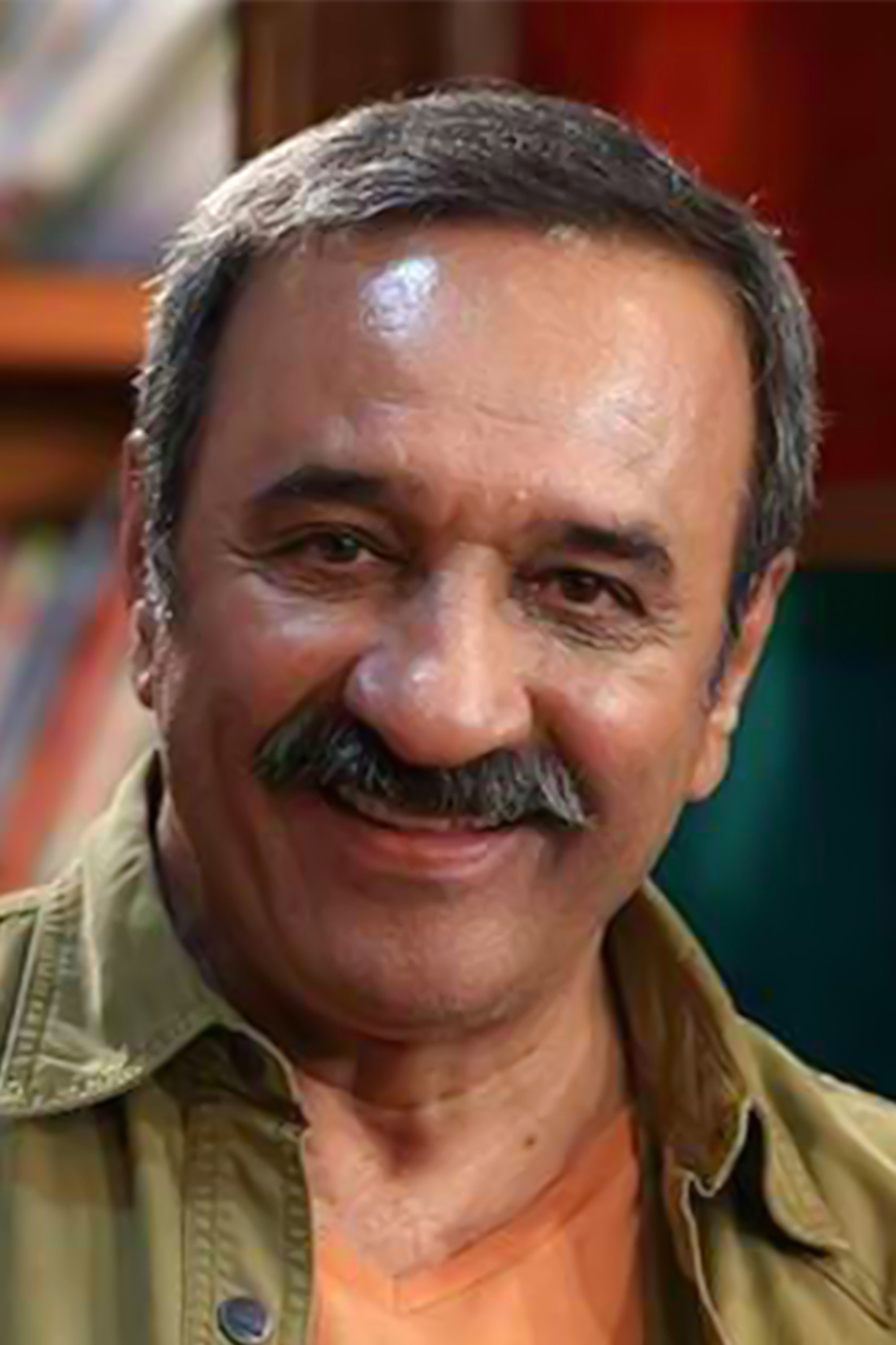 Alireza Osivand as Mansour in Hodhod Bookstore