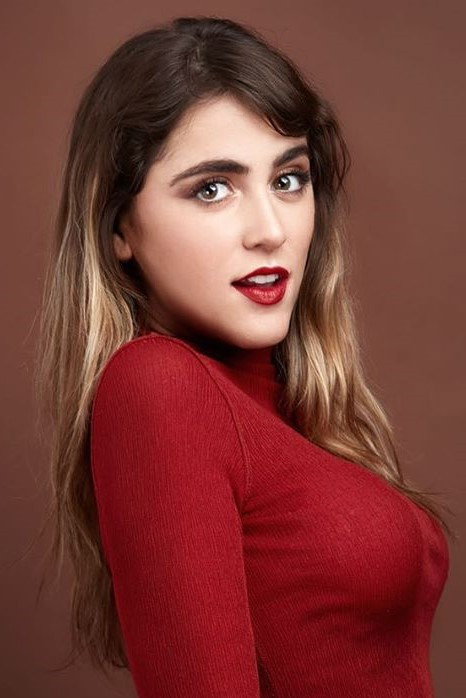 Cassandra Sánchez Navarro as Daniela in El juego de las llaves