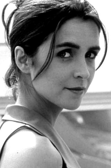 Amélie Pick as Janni in Souvenir