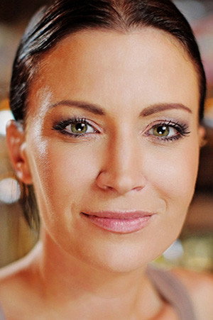 Gabriela Partyšová as žena u bazénu in Experti