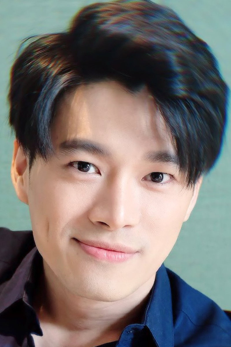 Ping Surakit Khemkeaw as Chef Wiphob in Bite Me
