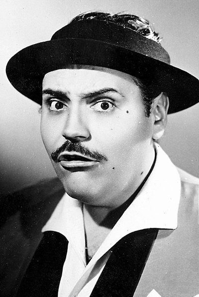 Gaspar Henaine as Capulina in Buenos días, Acapulco