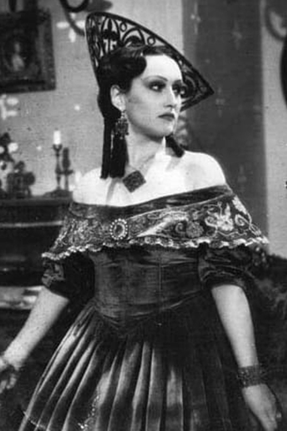 Herminia Franco as Amalia in Amalia