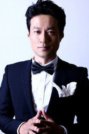 谭凯 as Prince Qing in Mirror: A Tale of Twin Cities