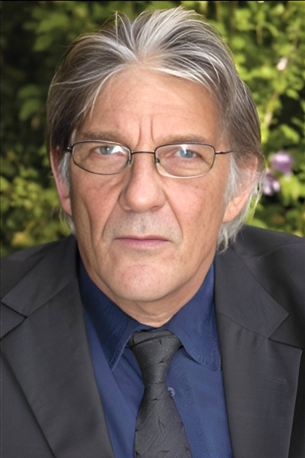 Bertrand Altmann as Laszlo Kerner in Le transfuge