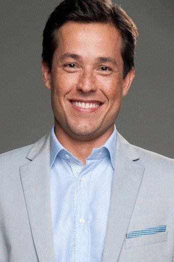 Roger Gobeth as Solis in Sem Volta