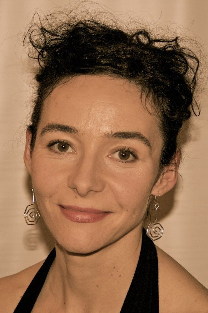 Irene Bau as Inés in Menos que cero