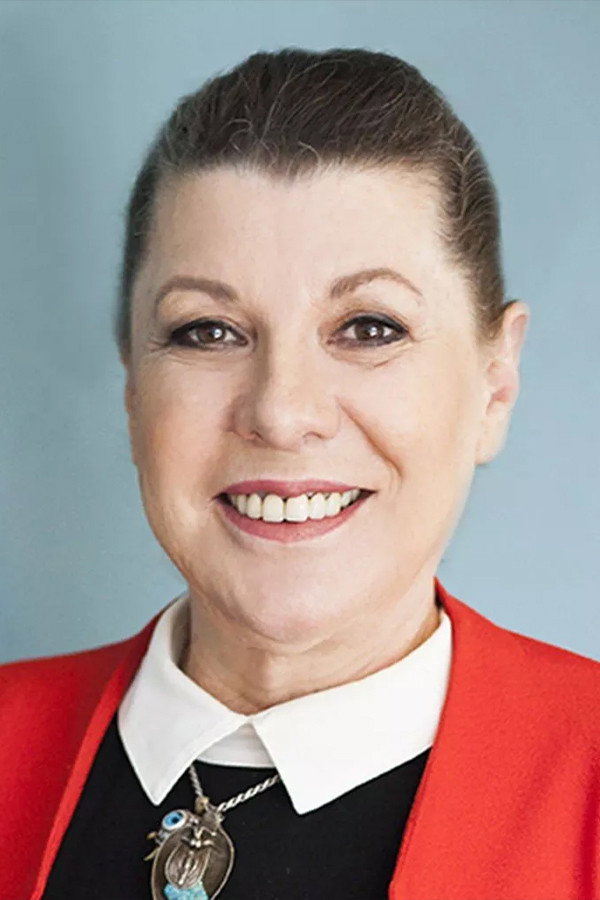 Suzan Aksoy as Dilruba in Bir Yastıkta