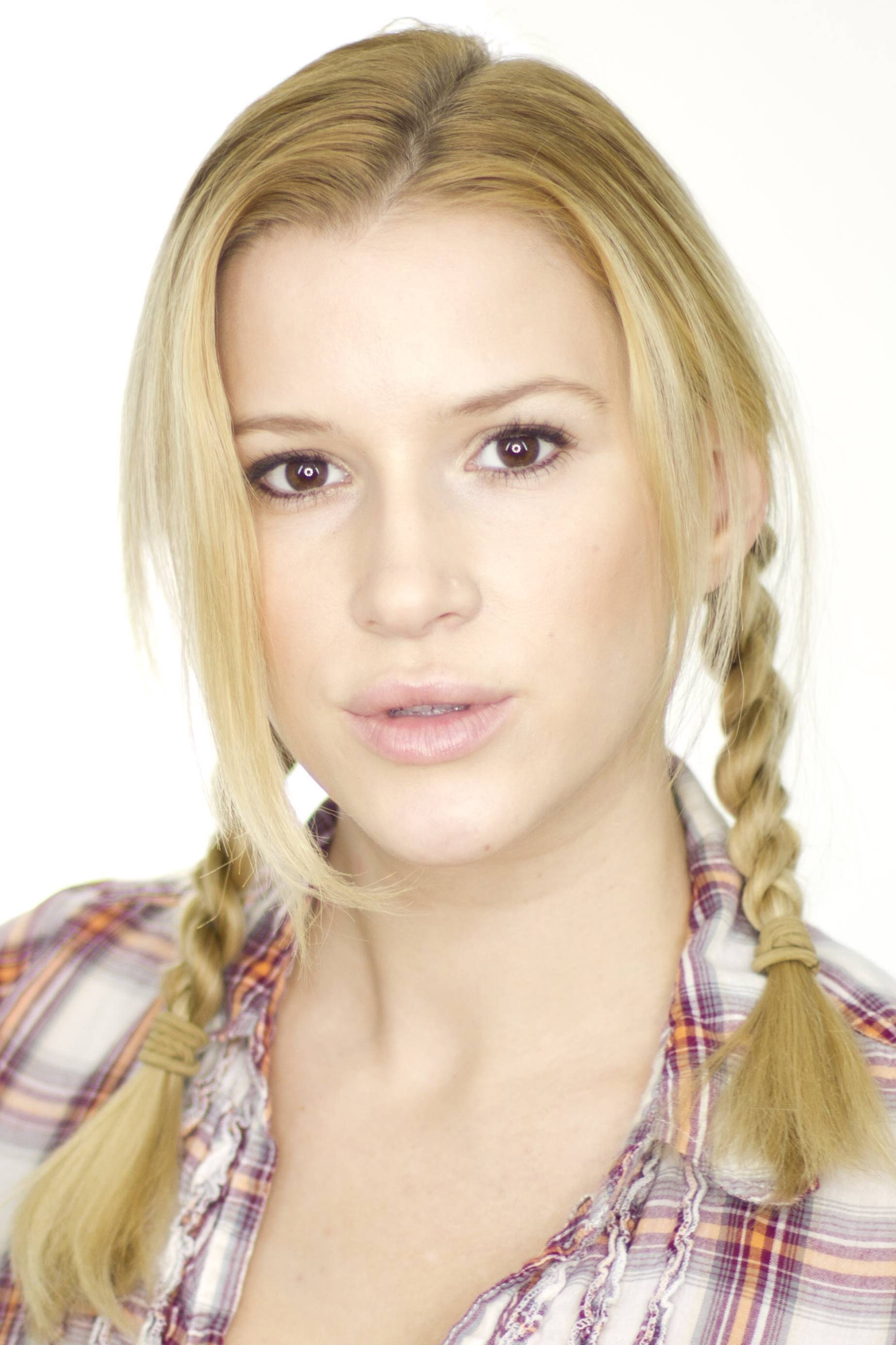 Hayley Derryberry as Sarah in 100 Ghost Street: The Return of Richard Speck