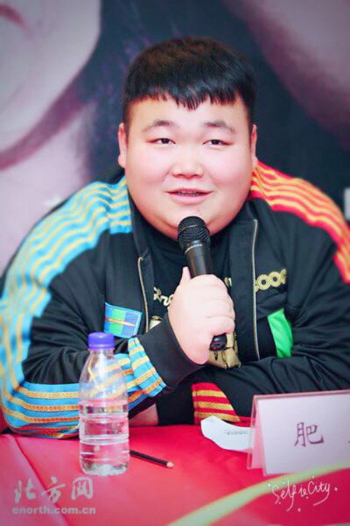 Helong Wang as 肥龙 in 我们都爱笑