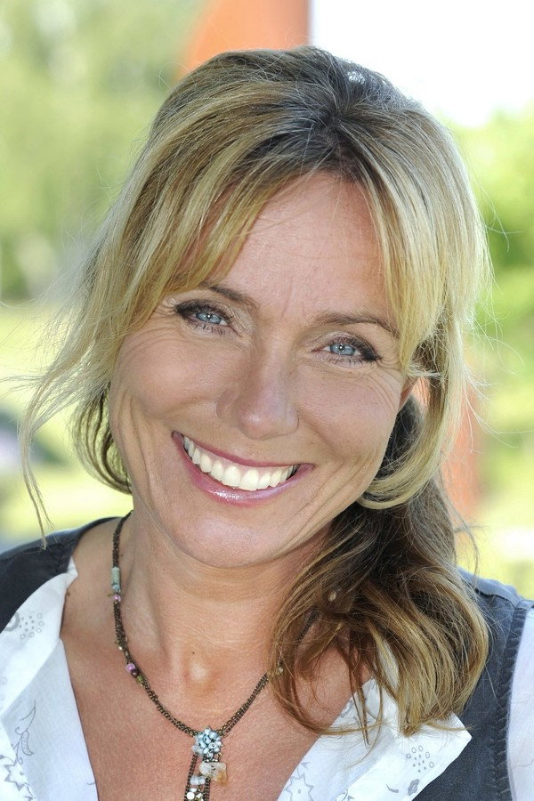 Anne Lundberg as Self in Antikmagasinet