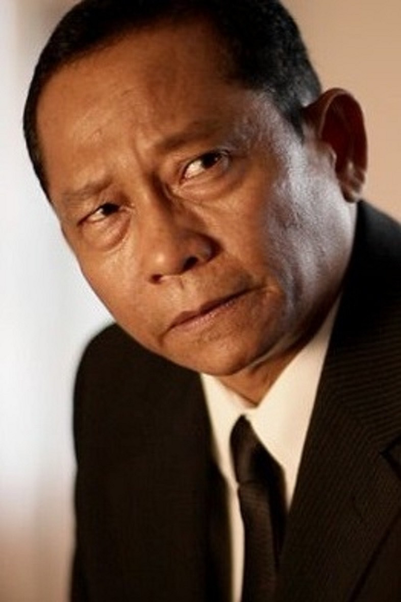 Harun Salim Bachik as Megat in Men Who Save the World