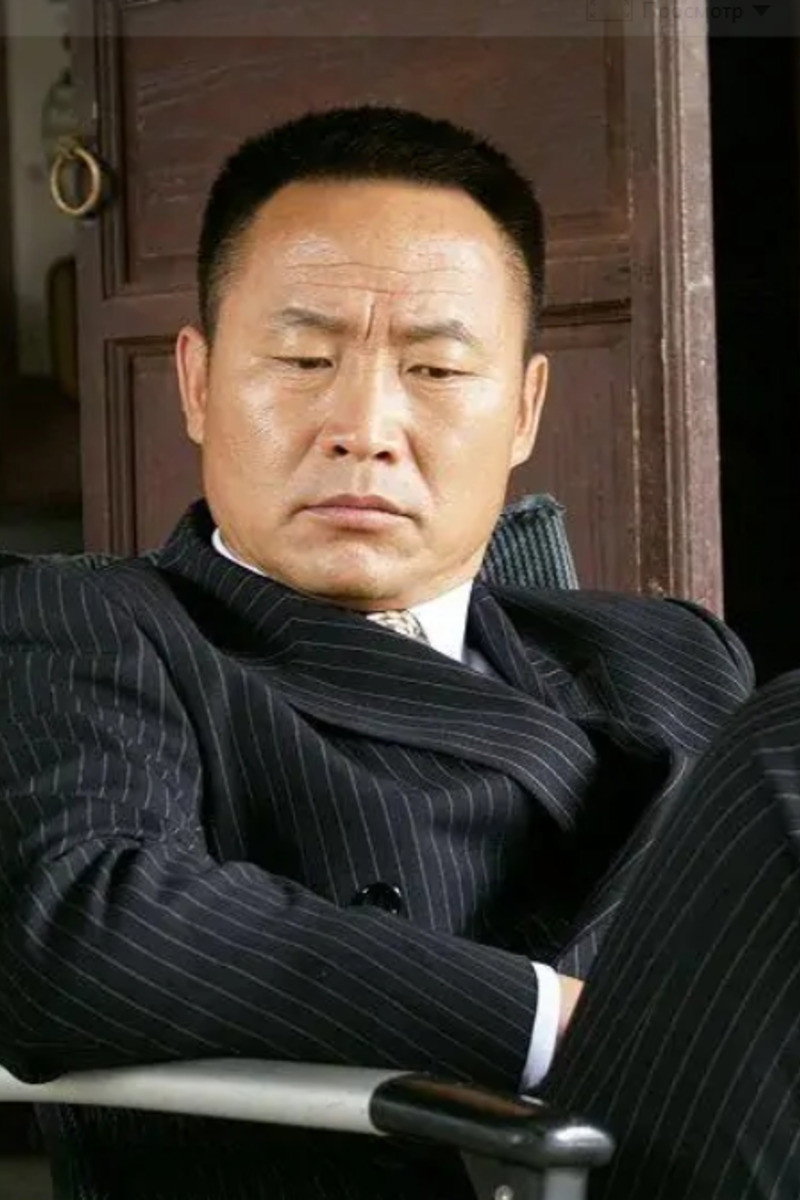 刘小宁 as Laoyou in Beach