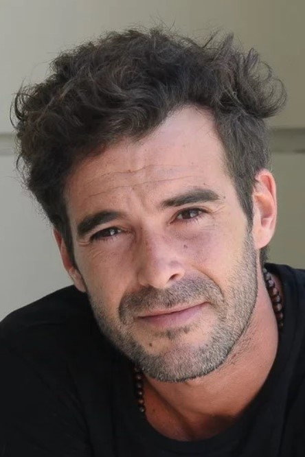 Nicolás Cabré as Axel Etcheverry in Sin código
