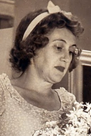 Marina Freire as Tia Inocência in Estrelas no Chão