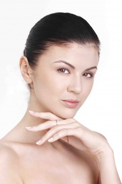 Alina Saraswati as Sutradara in Miemien Hantu Posesif