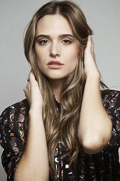 Juliana Paiva as Alice Barcelos Sampaio "Lili" in Beyond the Horizon