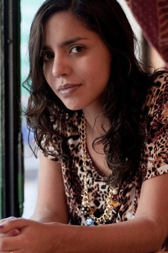 Paloma Contreras as Marisa in Gato negro