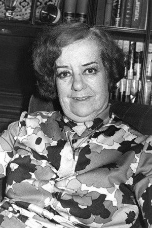 Carmen Martínez Sierra as Srta. Bofill in Suave cariño, muy suave