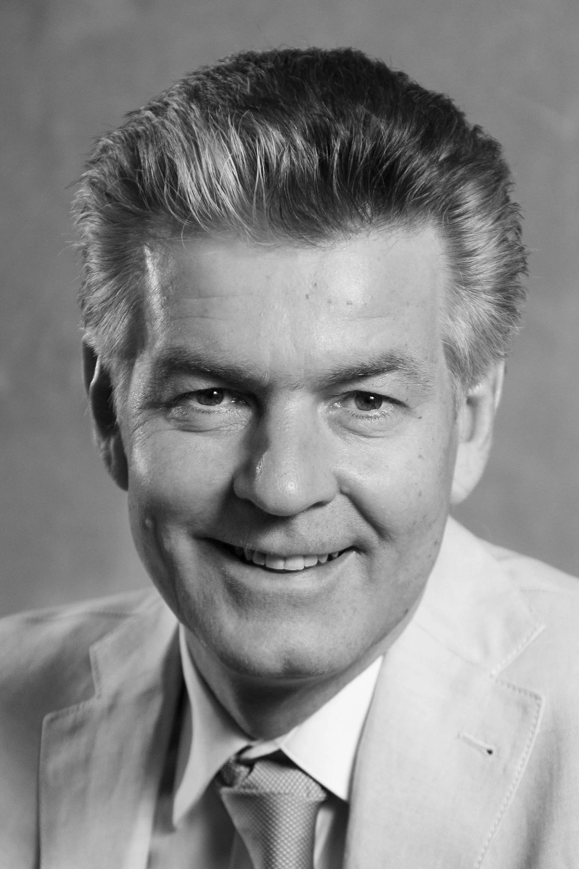 Lasse Lindtner as Dr. Jørgen Holm in Holms