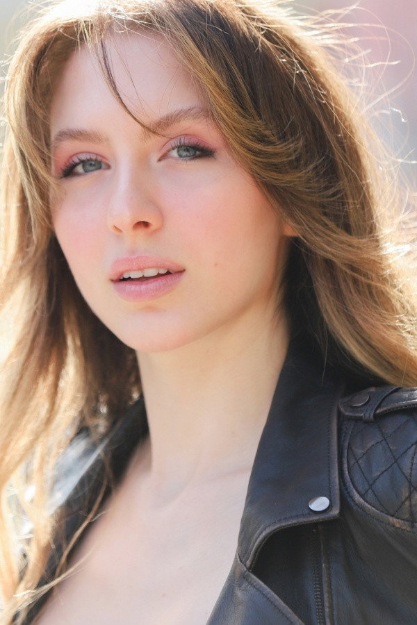 Alara Eriç as Biricik in Alaca