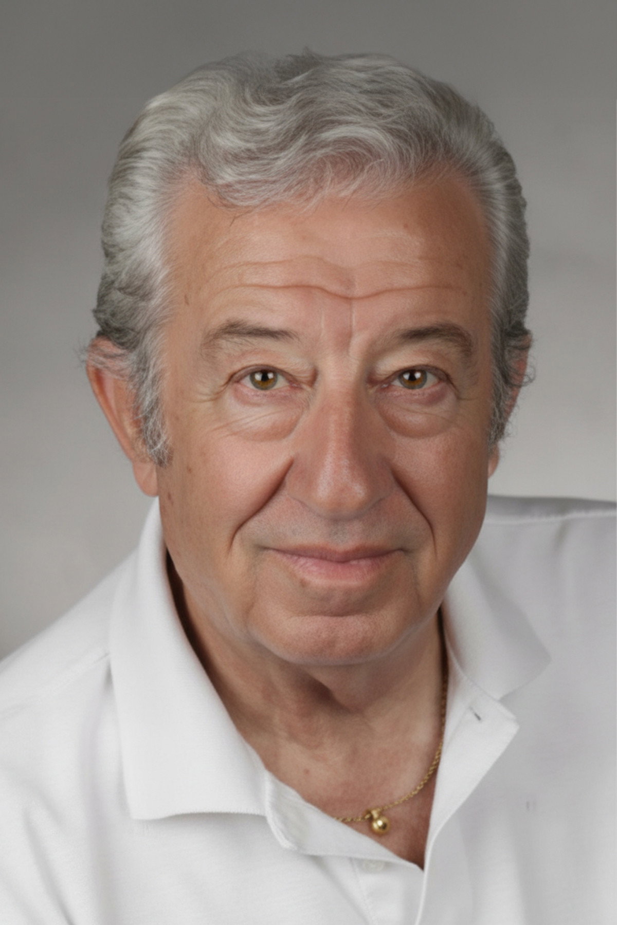 Zafer Önen as Gazeteci Şapşal in Flying Saucers Over Istanbul