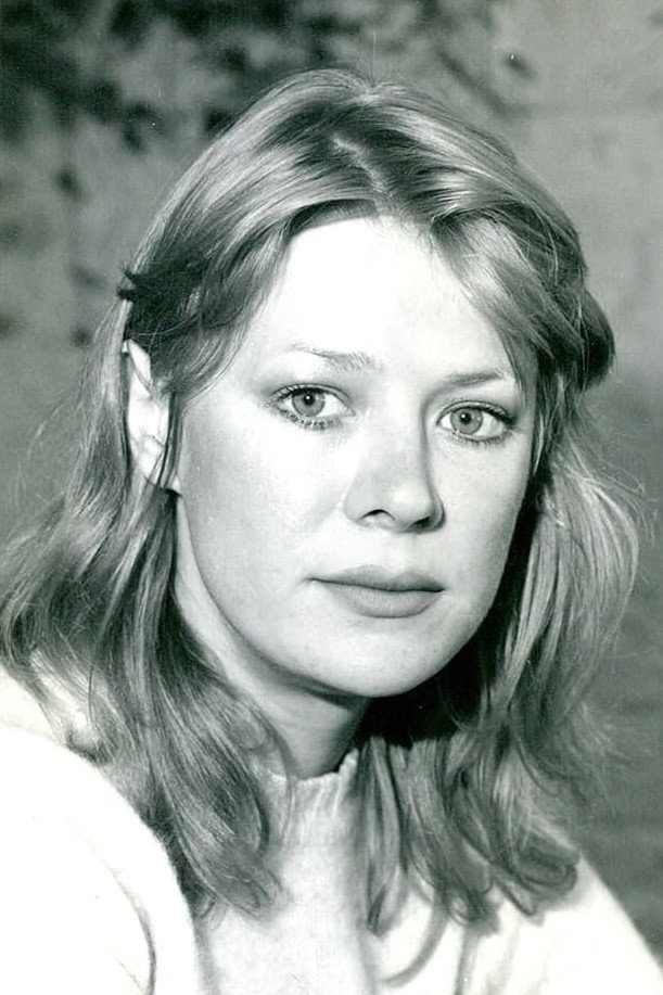 Catherine Neilson as Irene Saunders in White Hunter, Black Heart