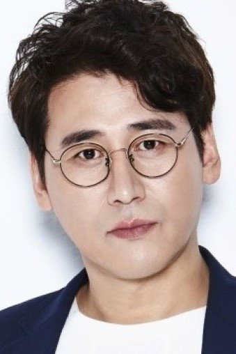 이정헌 as Doctor in The Guard Post