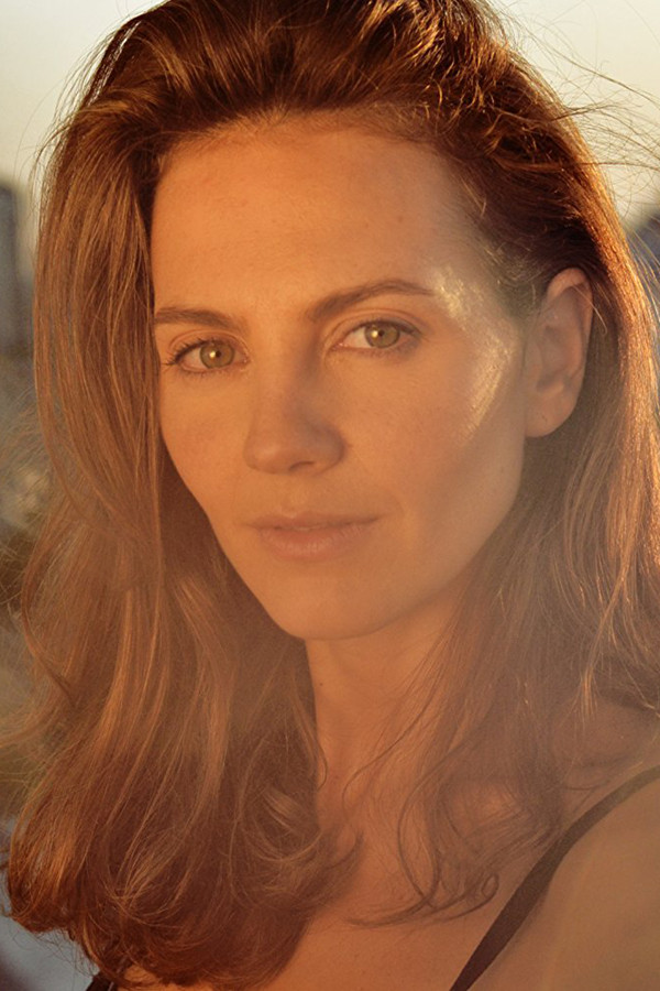 Sandra Criolani as Ana in Drugstore