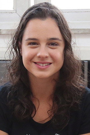 Julia Bernat as Lila in Campo Grande